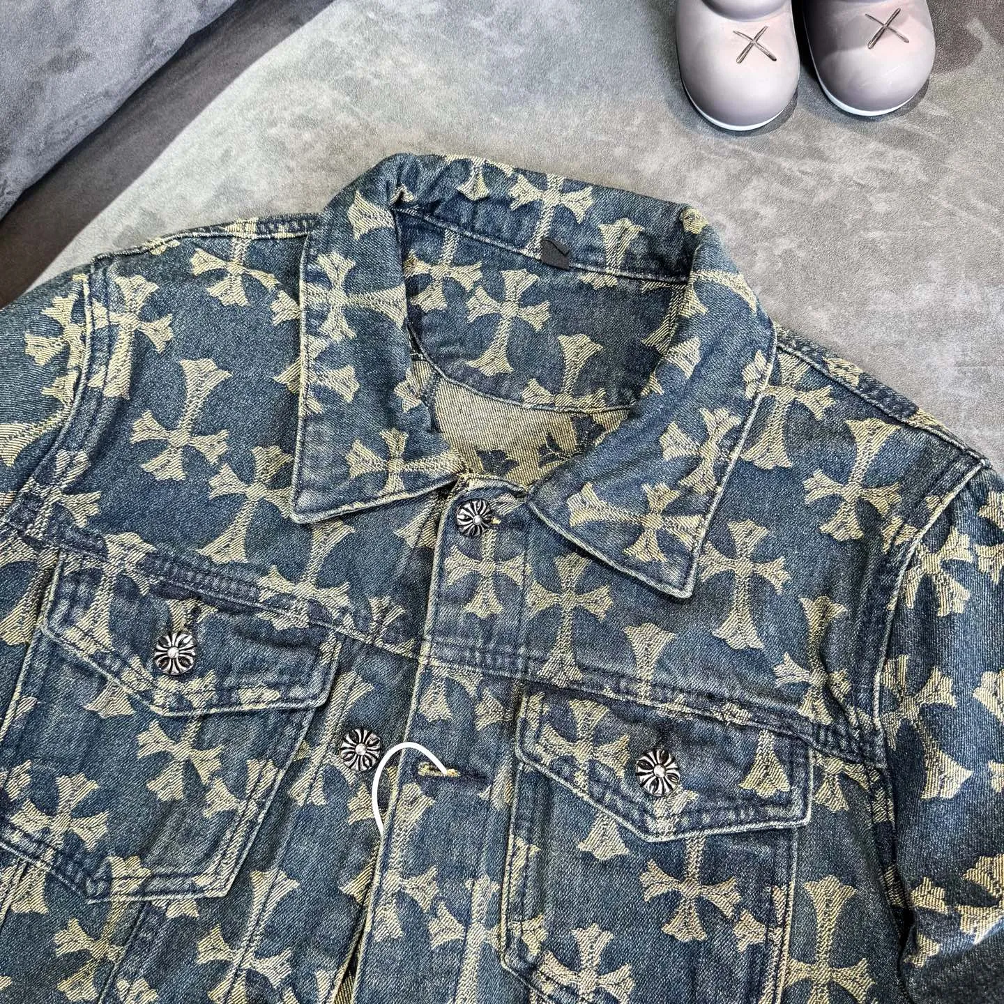 P260 Chrome Hearts heavy denim jacket with double-sided LOGO jacquard concealed print, the same model as the Internet celebrity star. The cross-printed denim jacket has a unique cross design element and full printing, which is full of design. It is made of 100% denim cotton fabric with heavy coarse yarn count, which ensures a stiff and tough silhouette while being soft, comfortable and breathable. The lapel is designed with silver buttons and is full of texture. The classic white cross logo is all over the dress, making it a perfect versatile style for spring and summer! Customized jacquard fabric, you can wear it in various styles. This gender-neutral shirt is a must-have for nightclubs. It can be worn as a jacket for both men and women. It can be easily worn by both men and women! The original loose version is made of high-quality pure cotton fabrics. The fabric pattern is high-definition and delicate without burrs. It is comfortable and breathable to wear. All the buttons are molded and customized. It is casual and fashionable and can be matched with any bottoms. It can be windproof and sunproof in spring and summer. It can be worn outside in autumn and winter! Easily concave shape makes you look slimmer and taller, perfect for both men and women!  Size: S–XL Color: blue